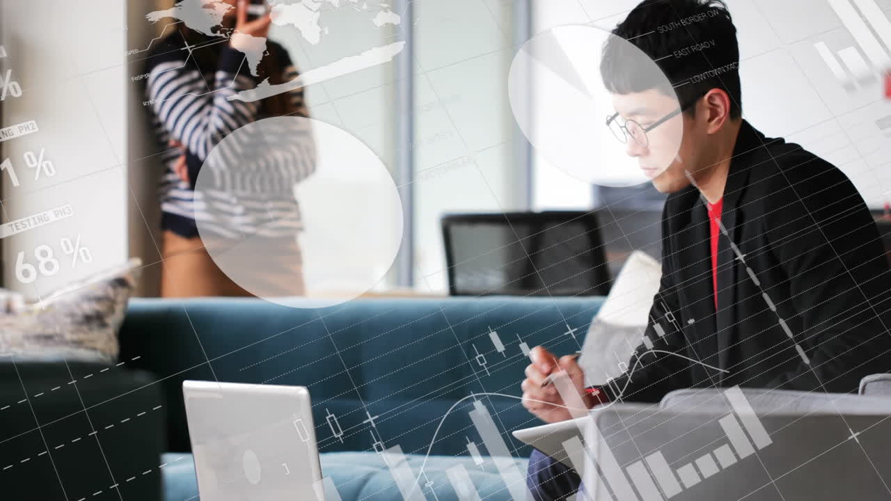 사무실에서 일하는 다양한 동료들에 대한 금융 데이터 처리의 활성화