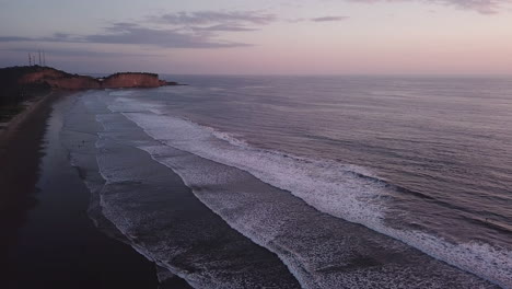 Schöne-Aussicht-Auf-Das-Ruhige-Meer-Bei-Sonnenuntergang-Am-Olon-Beach-In-Ecuador---Luftaufnahme