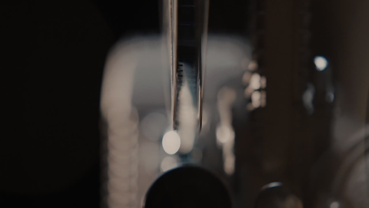 primer plano del agua que gotea de un grifo