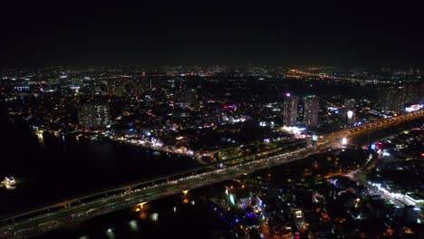 Antena-De-Arriba-Hacia-Abajo-Del-Tráfico-Conduciendo-Sobre-Un-Puente-En-Una-Moderna-Ciudad-Asiática-De-Saigon-Vietnam