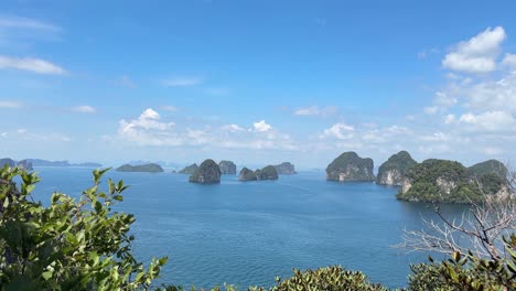 Islas-De-Piedra-Caliza-Del-Mar-De-Andamán-Al-Sur-De-Tailandia-Asia-Desde-Arriba-El-Cielo-Claro