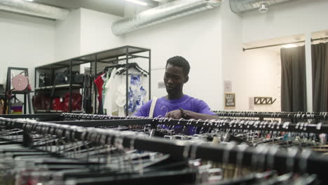hombre afroamericano en una tienda