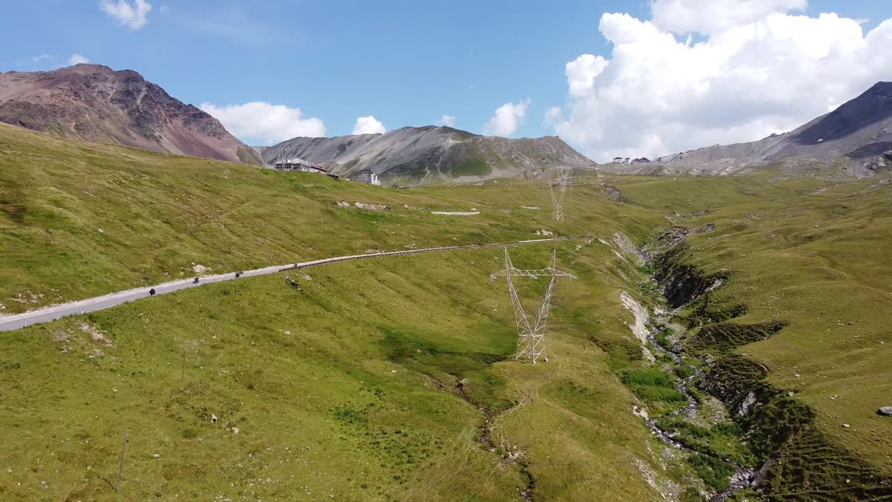 paso de montaña stelvio en tirol del sur, italia - vista aérea de drones de la famosa carretera y vuelta ciclista giro d'italia