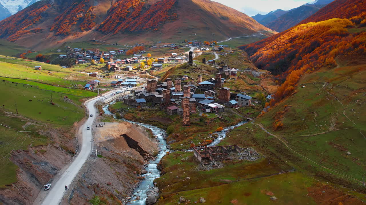 Kule evleri olan, pitoresk dağlarda yer alan sevimli bir ortaçağ köyü. Sonbaharda Gürcistan'ın Yukarı Svaneti bölgesindeki Ushguli köyü üzerinde uçuş.