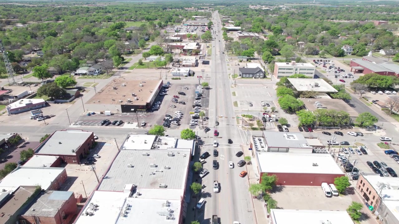 Video aereo di Ennis, Texas. La telecamera si dirige a sud-ovest dalla strada principale lungo la 287 business