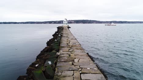 Ein-Boot,-Das-Am-Rockland-Wellenbrecher-Leuchtturm-Vorbeifährt