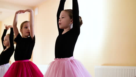 bambini in lezione di danza classica