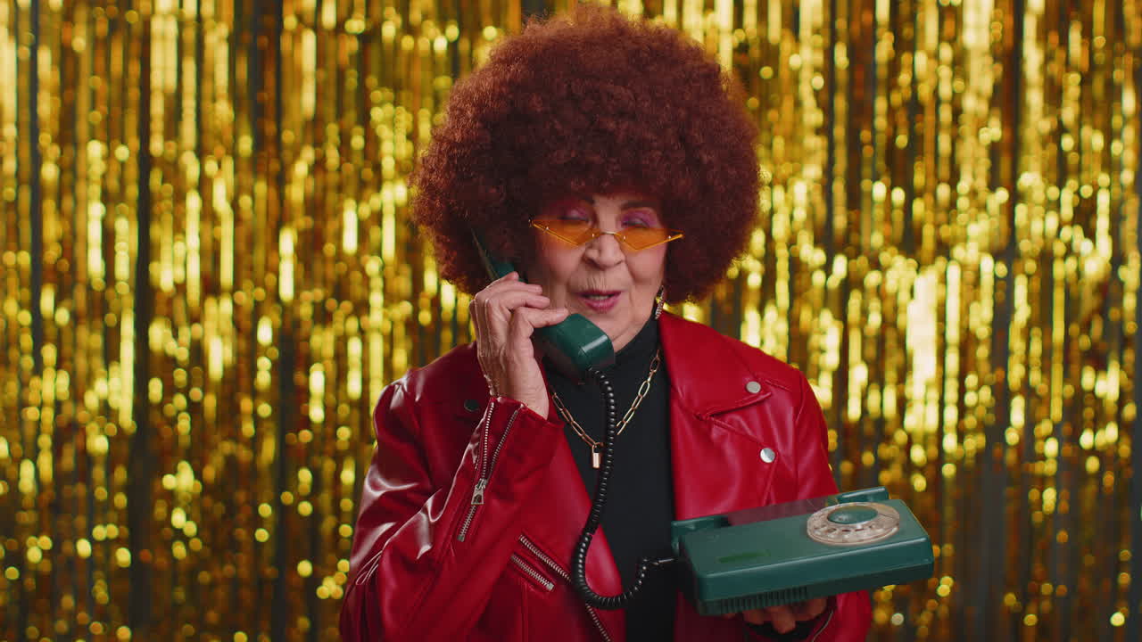 mujer turística alegre secretaria hablando por teléfono vintage de los años 80 dice hola me llamas