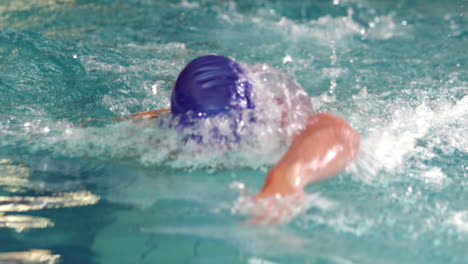 hombre en forma nadando en la piscina