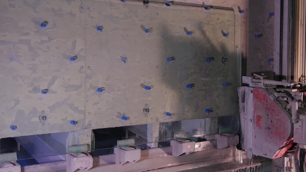 작동하는 유리 가공 기계