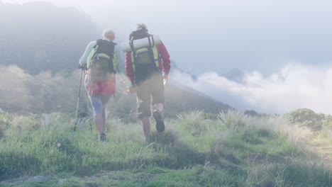 Vídeo-Compuesto-De-Nubes-Contra-Una-Pareja-Caucásica-Caminando-Por-Las-Montañas