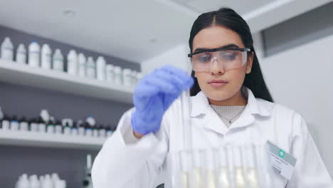 el microbiólogo examina las bacterias líquidas.