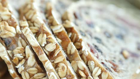 Cerca de una rebanada de pan integral