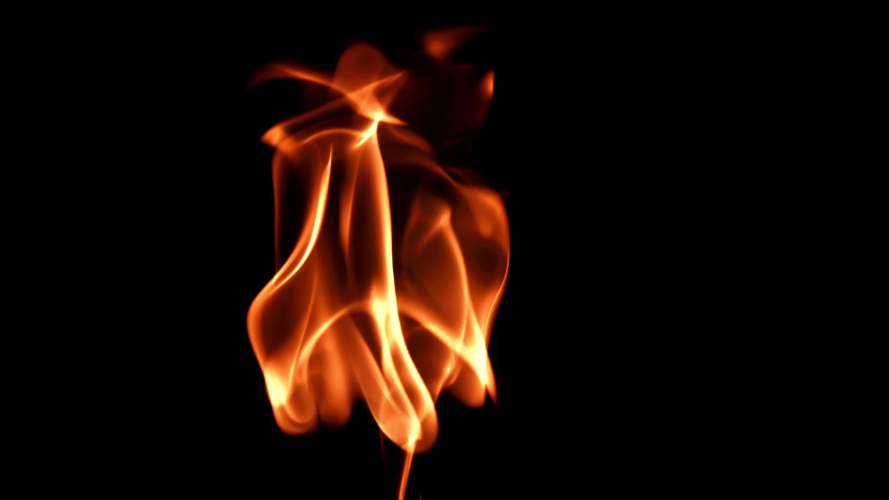 Slowmotion ildflammer mod en sort baggrund