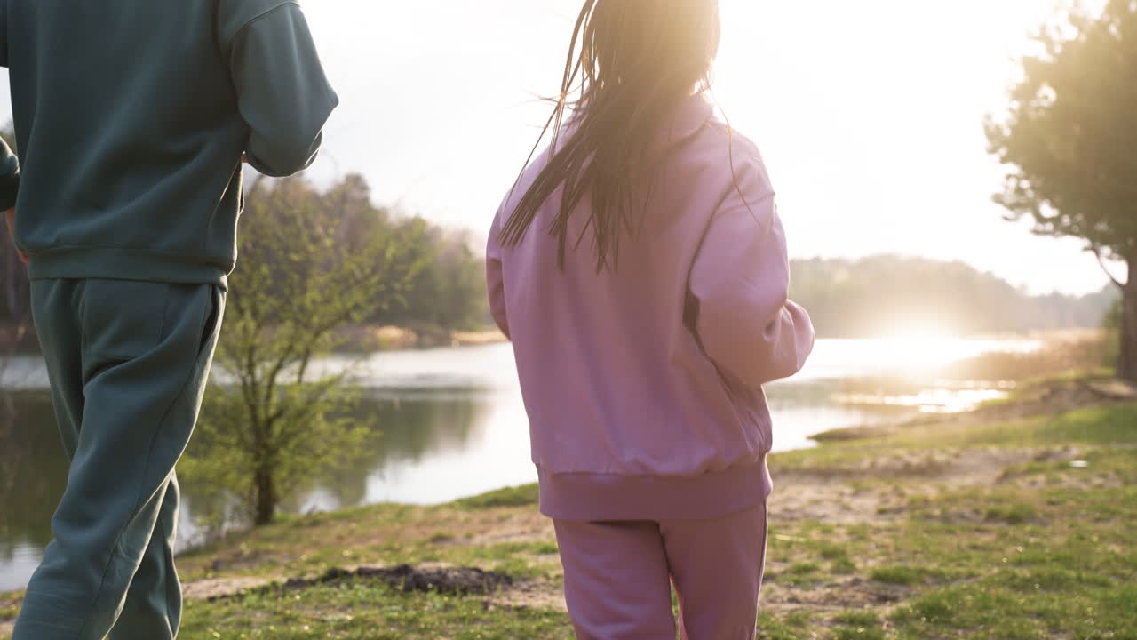 숲속을 달리는 커플