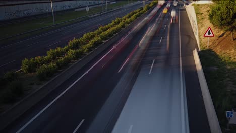 Bewegungsablauf-über-Der-Autobahn-Des-Verkehrs,-Der-Bei-Sonnenaufgang-In-Die-Stadt-Einfährt