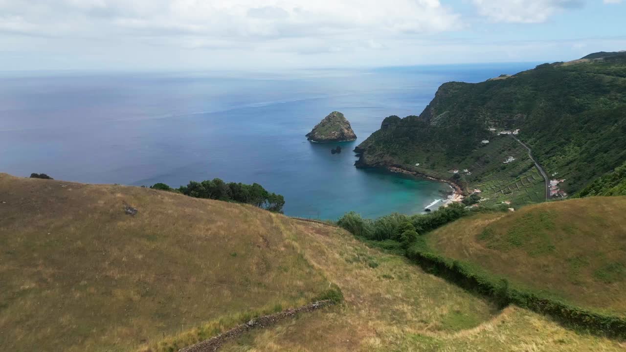 산타마리아 섬의 프라야 데 사우 로렌소 (praia de são lourenço) 에서 멀리 떨어진 바위 형상과 함께 울창한 해안 풍경