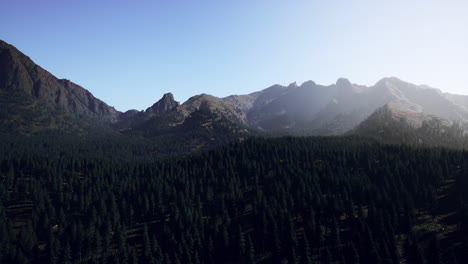 Vista-Del-Paisaje-De-La-Cordillera-Con-árboles-En-Otoño