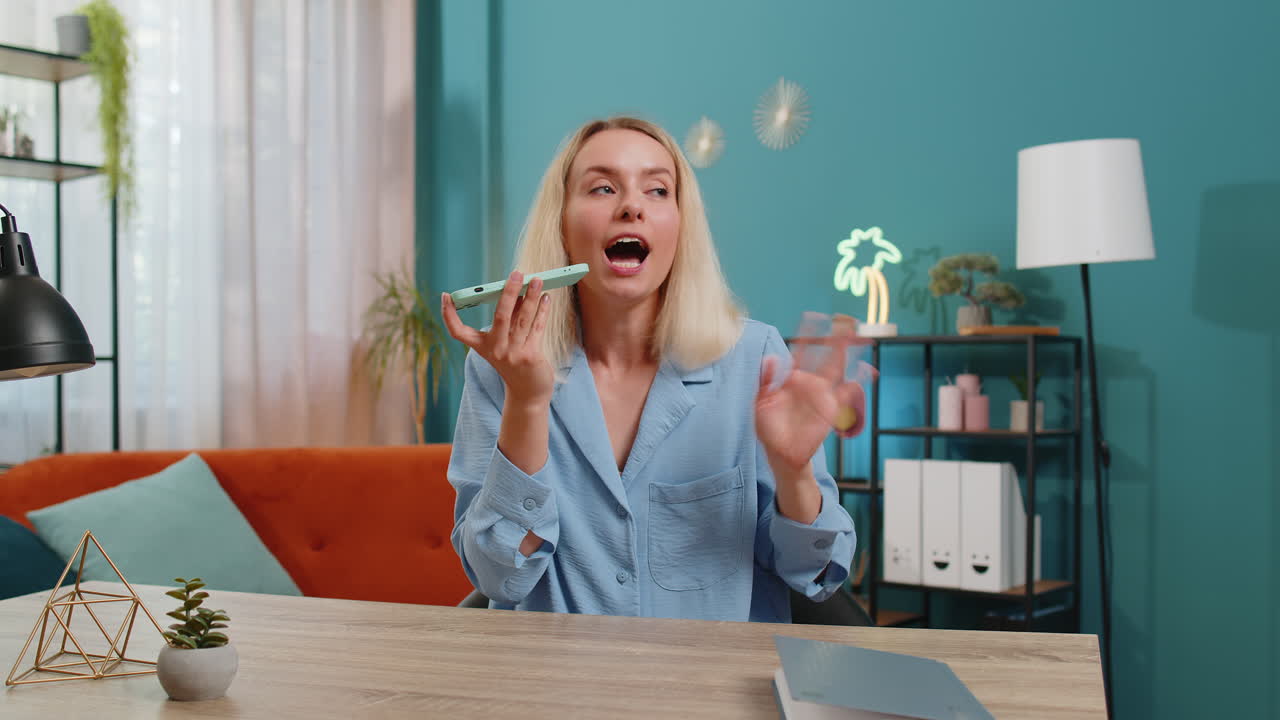 mujer de negocios trabajando con altavoz de teléfono móvil hablando usando aplicación de chat de mensajería en la oficina de casa