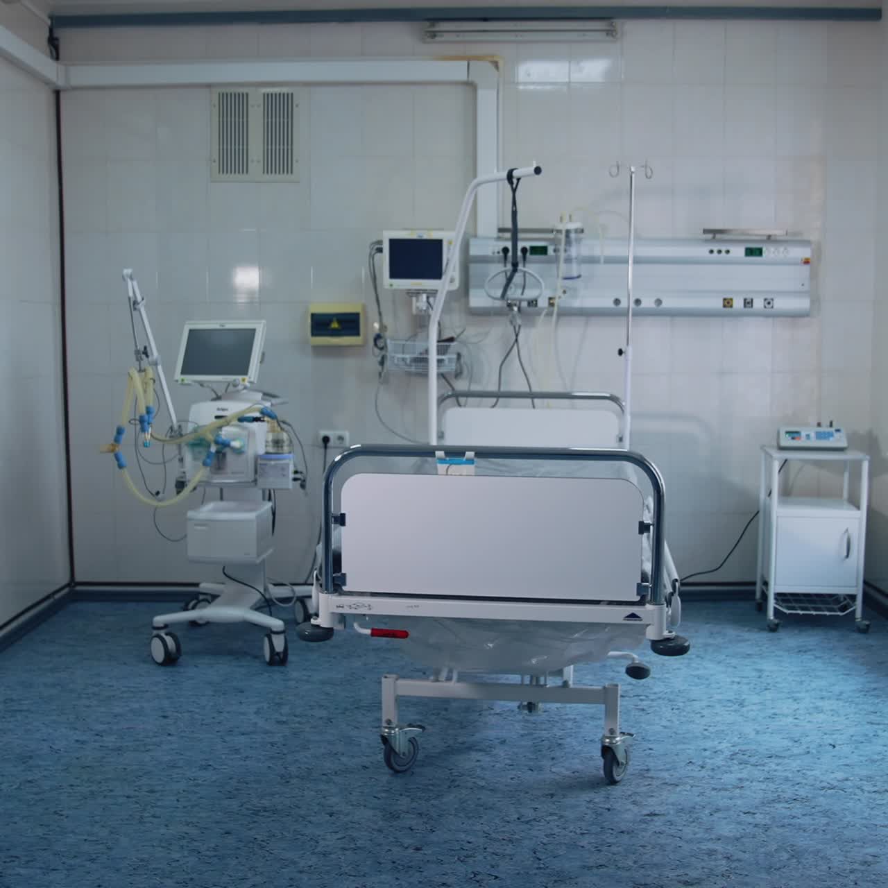 Habitación vacía de cuidados intensivos. Habitación de hospital moderna con cama y equipo médico en la unidad de cuidados intensivos.