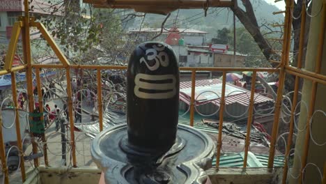 El-Dios-Hindú-Lord-Shiva-Linga-Desde-Un-ángulo-Diferente-Se-Toma-Un-Video-En-Haridwar-Uttrakhand-India-El-15-De-Marzo-De-2022