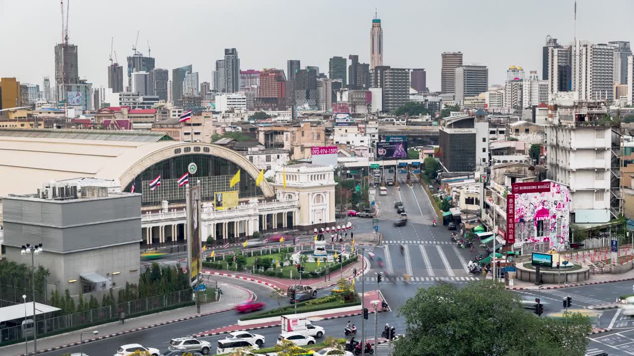 tráfico en las carreteras de la ciudad alrededor de la estación de tren de bangkok en bangkok, tailandia durante el día