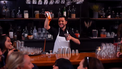 un camarero preparando un cóctel en un bar
