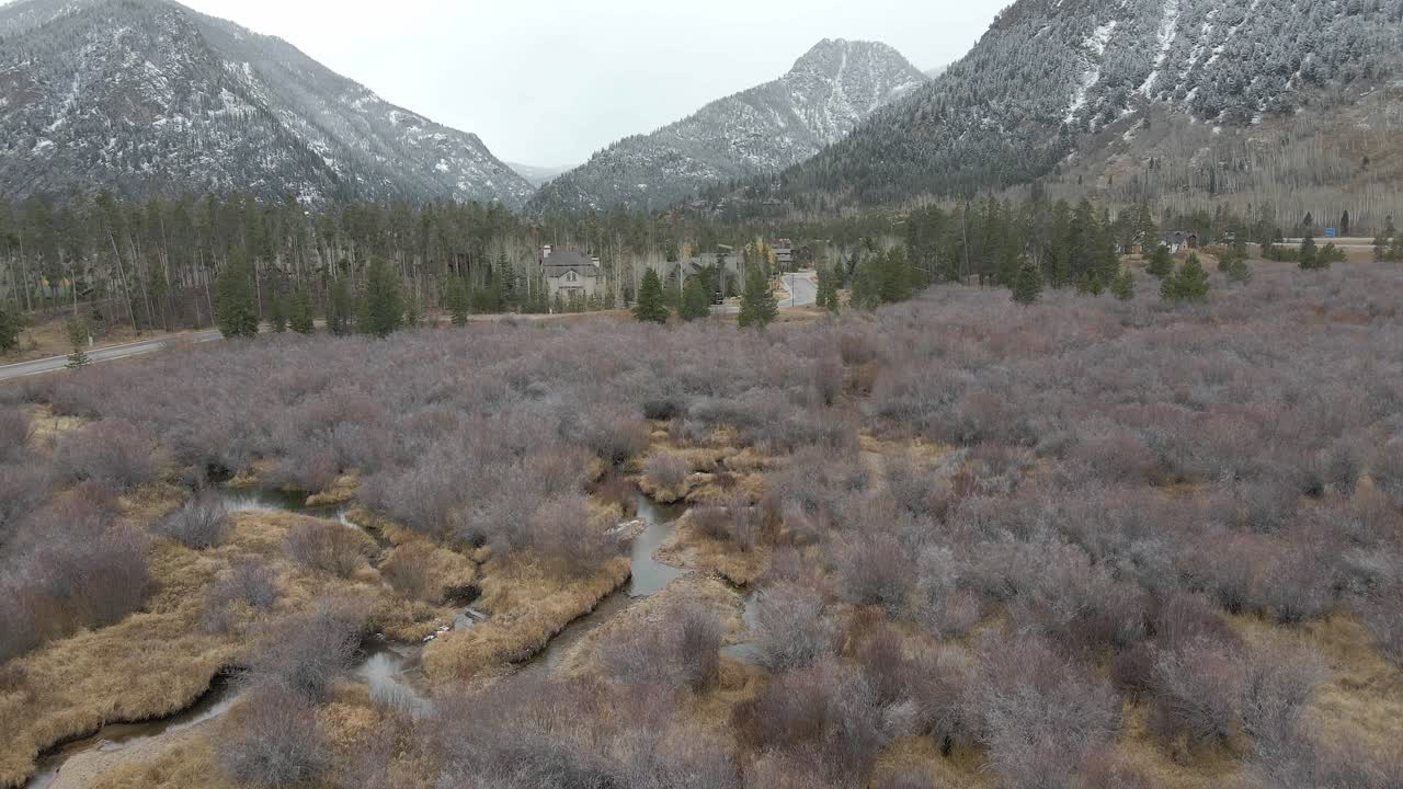 filmado con un drone en el pueblo de frisco colorado durante el invierno