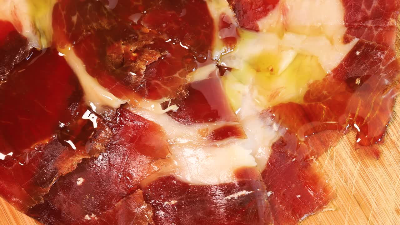 aceite de oliva vertido en jamón serrano de alta calidad, tiro macro