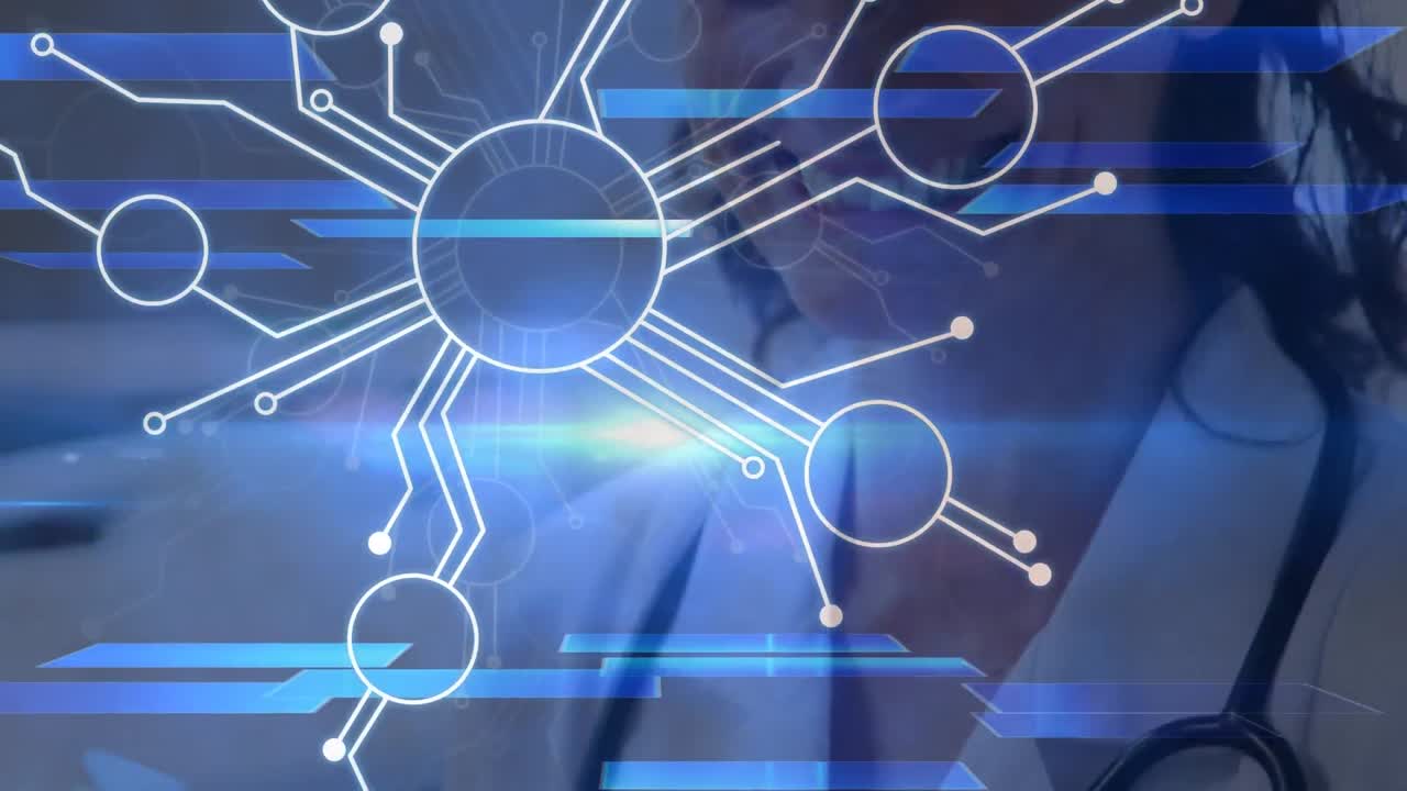 마이크로프로세서 연결을 통해 백인 여성 의사와 디지털 태블릿을 사용하고 미소 짓는