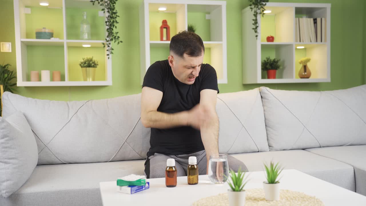 팔을 심하게  ⁇ 는 남자. 팔 버섯, 알레르기.