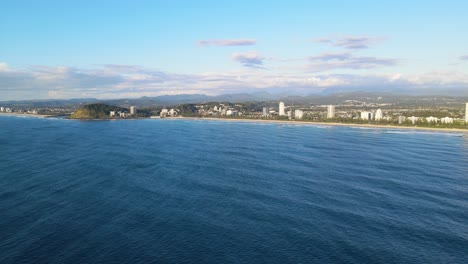 Vista-Lejana-De-Las-Cabezas-De-Burleigh-Y-Los-Edificios-De-Gran-Altura-Frente-A-La-Playa-En-Queensland,-Australia