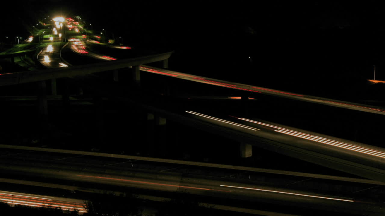 빠른 동작 2로 밤에 고속도로를 달리는 차량