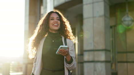 Mujer,-Teléfono-Y-Feliz-Mientras-Camina-Al-Trabajo.