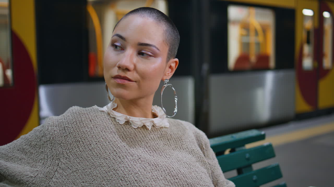 지하철역에서 기다리는 여자