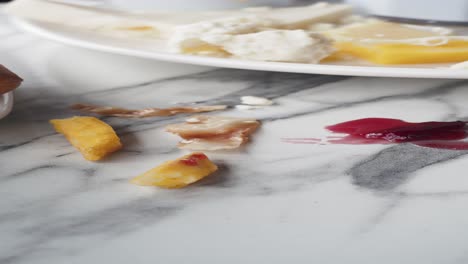 restos de comida en un plato sucio