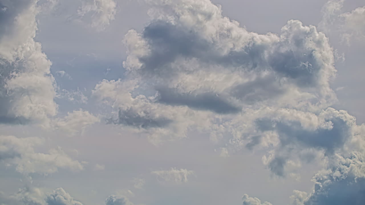 cloudscape tormentoso esparcido sobre el cielo sombrío. lapso de tiempo