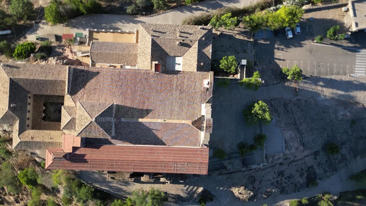 santa cruz en el techo de la basílica española en la cima de la colina iglesia de andalucía aérea de arriba hacia abajo
