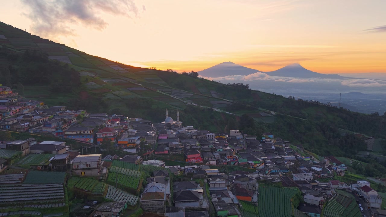 丘の斜面にある田舎の村の日の出の眺め。段々畑に暖かい光が広がり、自然の山々の景色が美しい。インドネシア、ネパール・ヴァン・ジャワ。