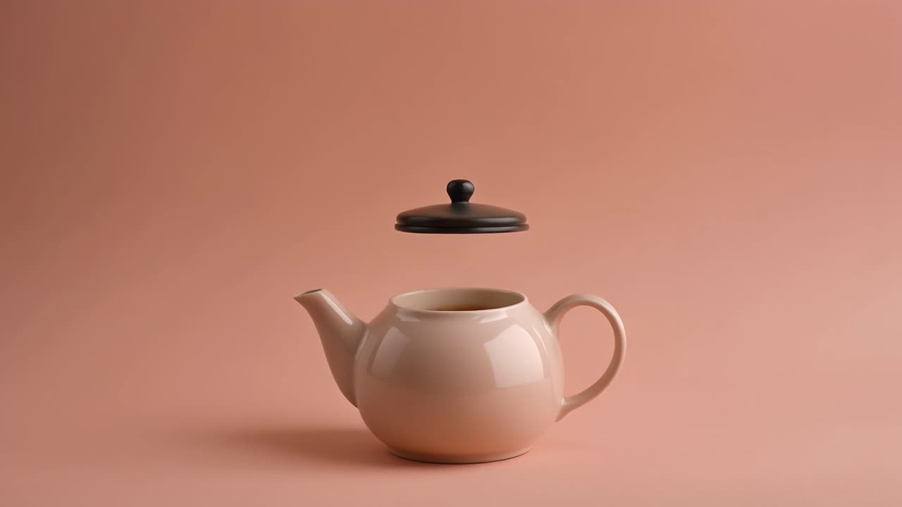 Coperchio di teiera in ceramica che si solleva e si posa su sfondo rosa