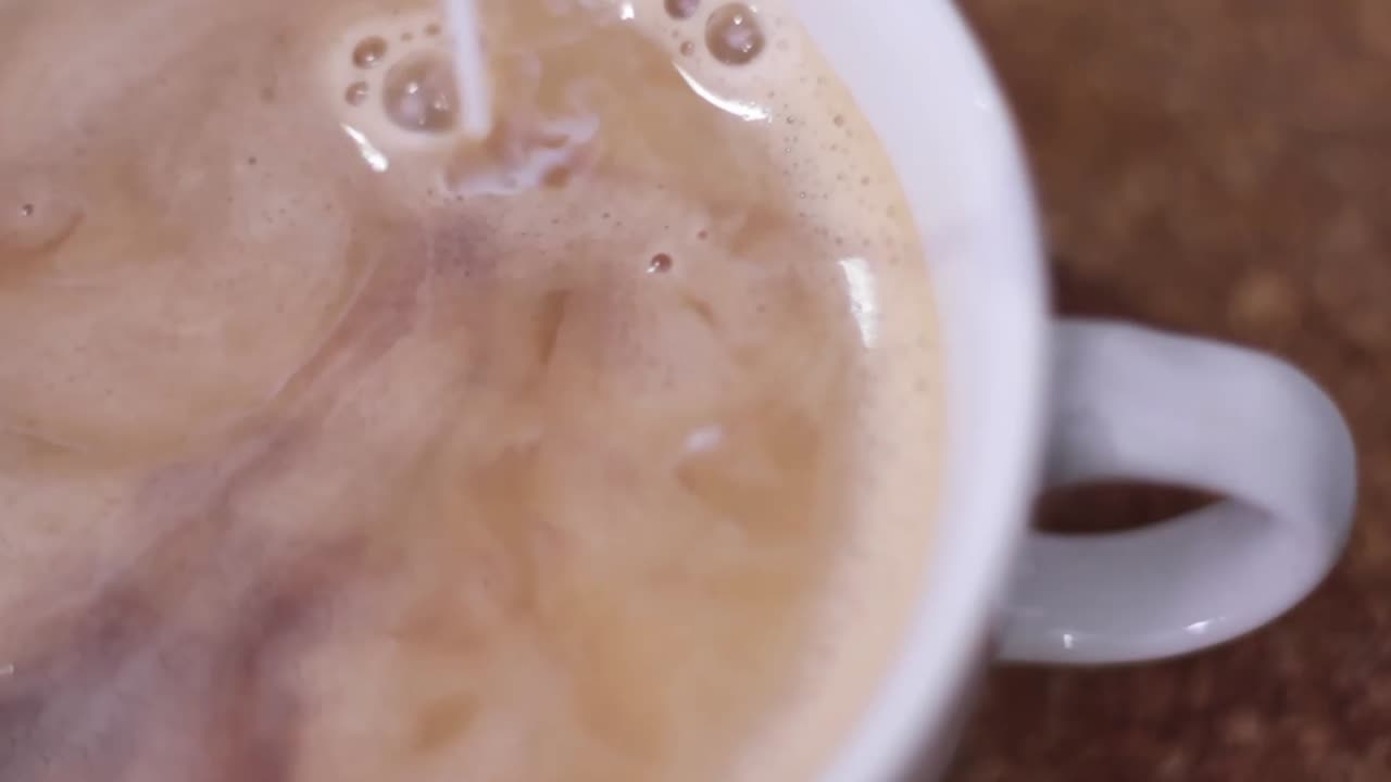 Caffè in tazza in esposizione, senza persone, filmato in stock, video in stock