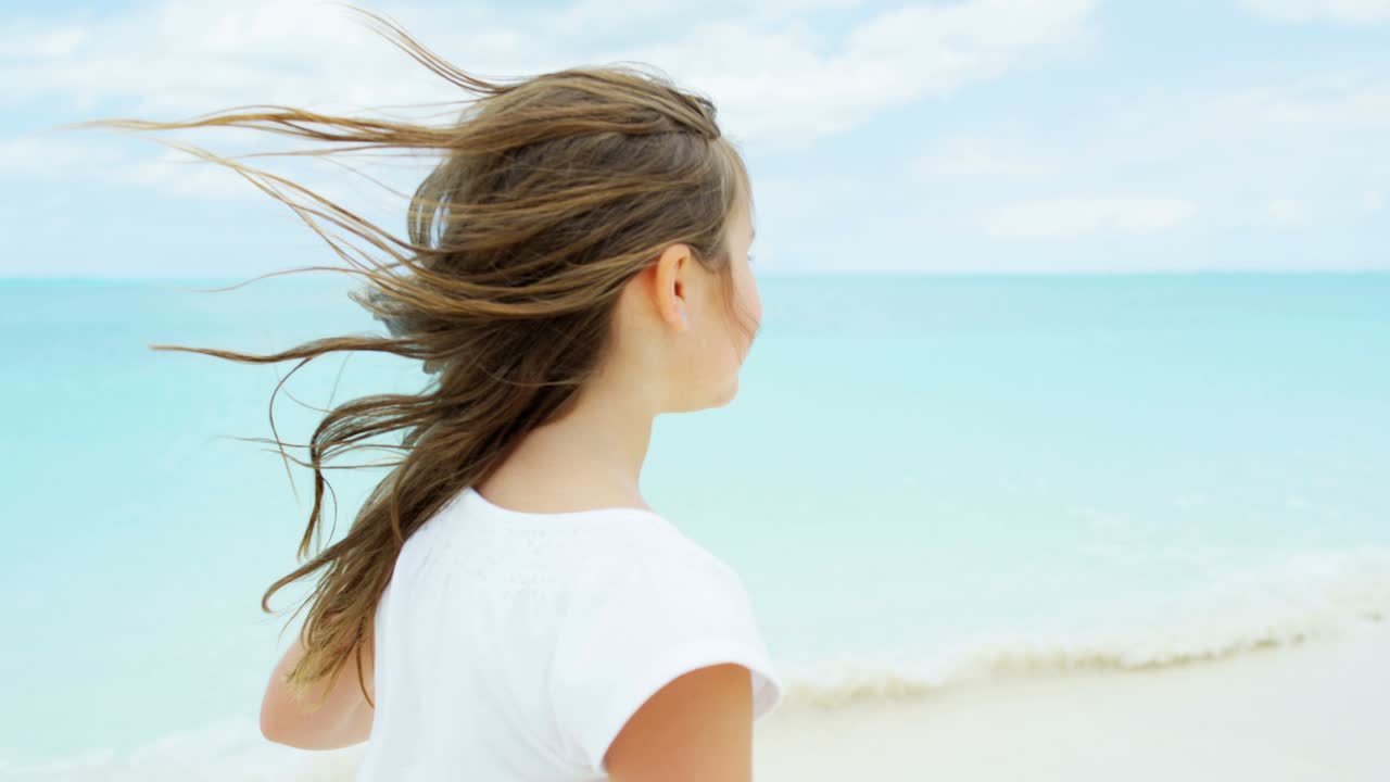 백인 부모 와 그 들 의 여자 자녀 들 이 해변 을 즐기고 있다