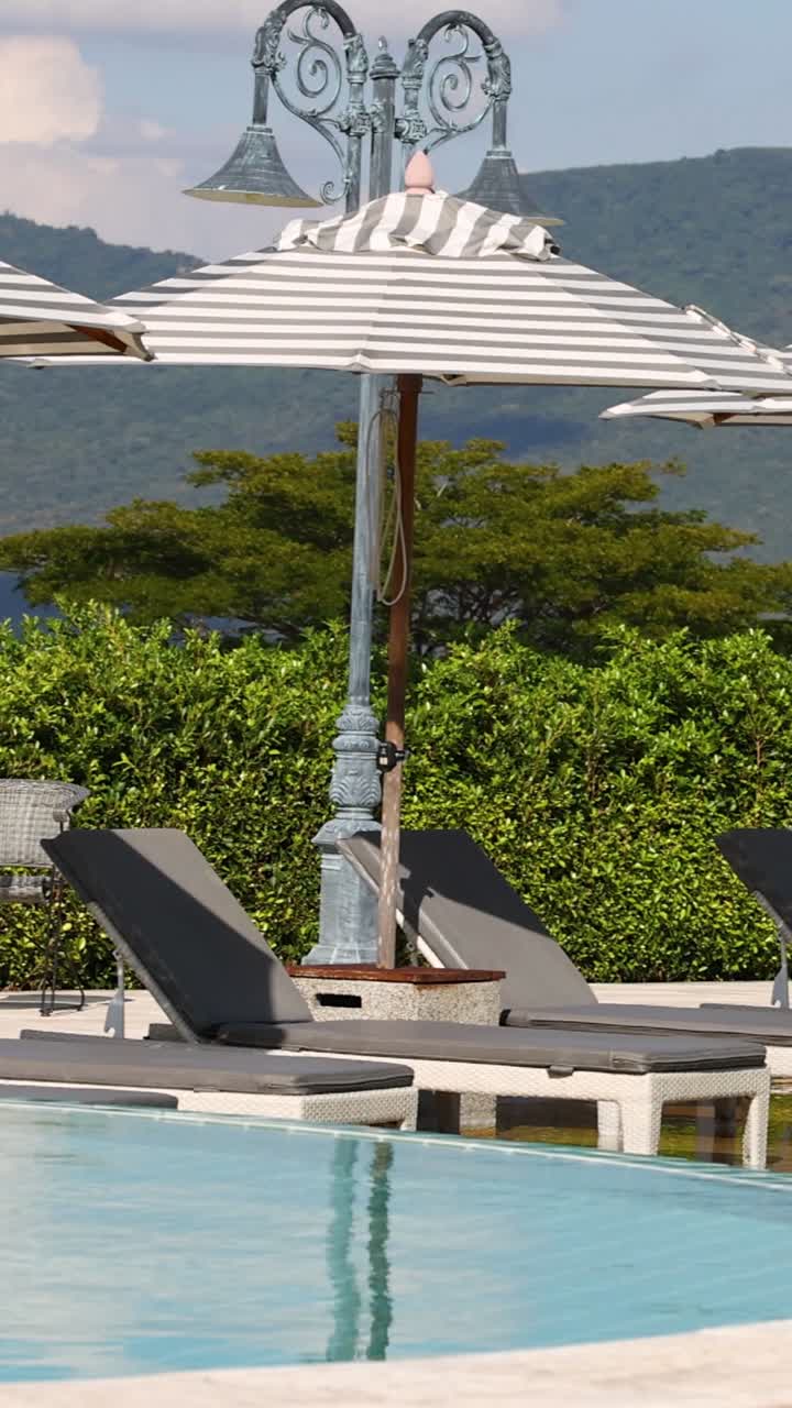 산을 배경으로 한 조용한 수영장의 타임스.