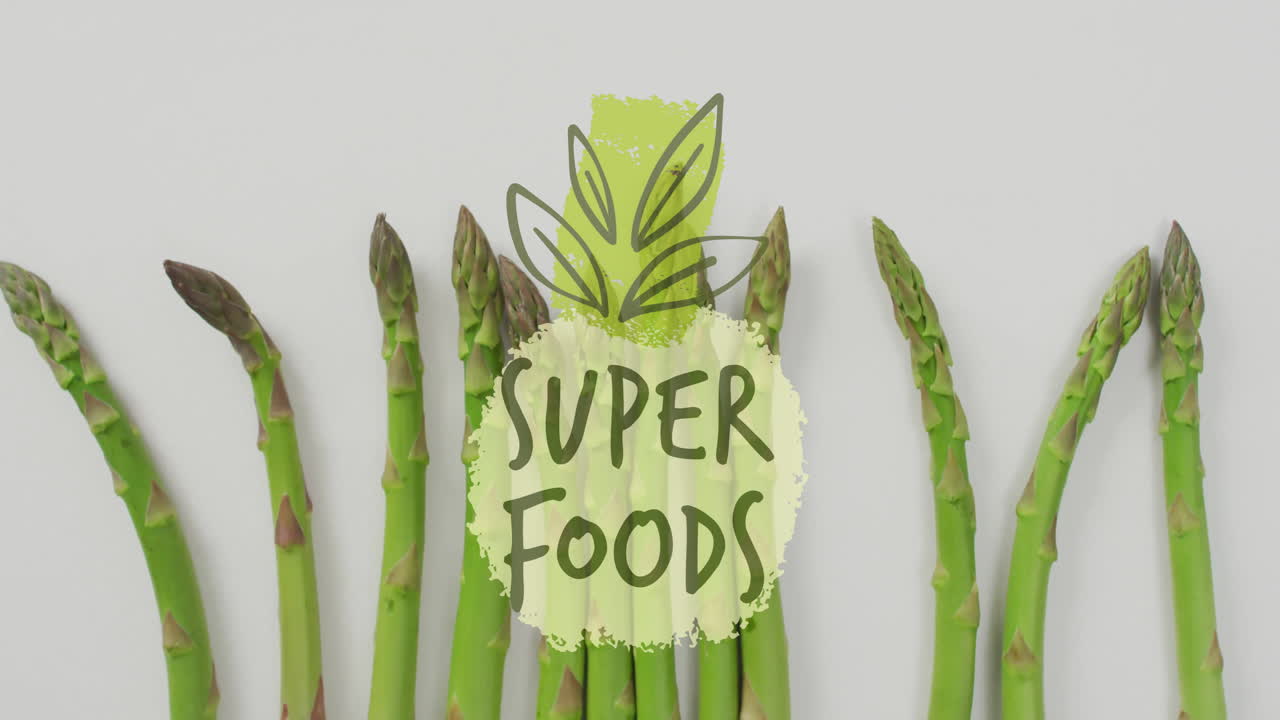 하 바탕에 신선한 아스파라거스 위에 슈퍼 푸드 텍스트 애니메이션
