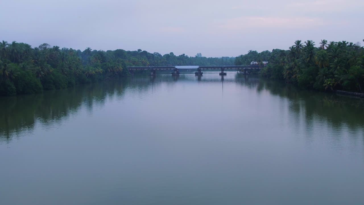 tren indio pasando por el puente del río kuttanad kerala, tren pasando por el bosque al lado de un río