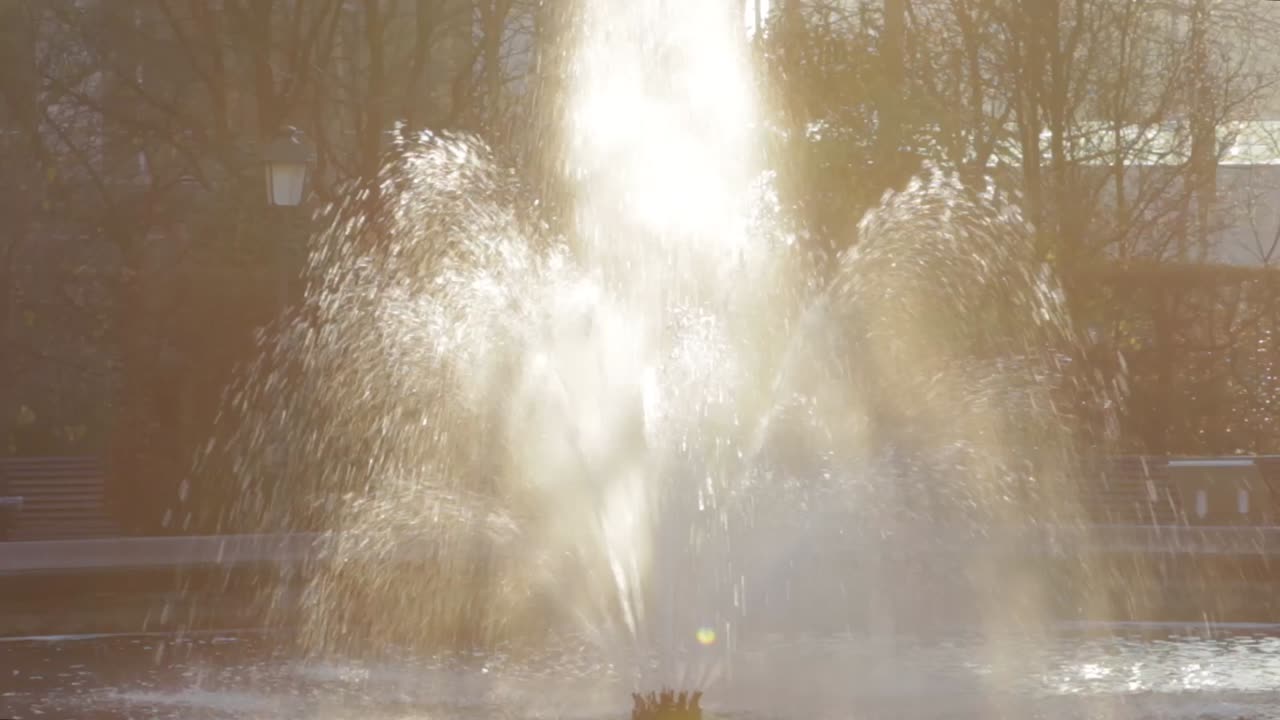 아름다운 빛 속에서 놀라운 모습을 보이는 분수