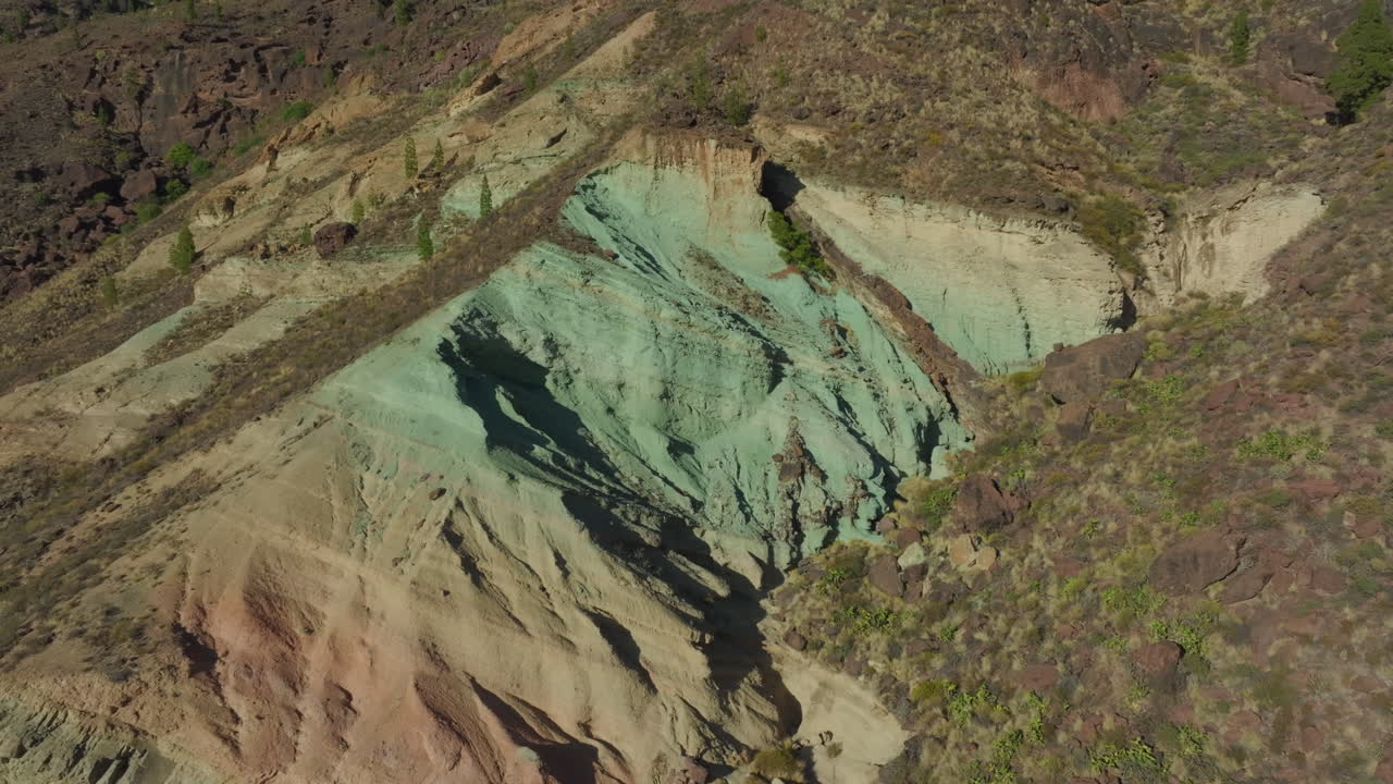 vista aérea de los azulejos de veneguera con colores fantásticos en la isla de gran canaria
