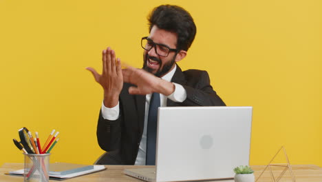 Cheerful-rich-business-man-working-on-office-laptop-wasting-throwing-money-to-camera-profit-win