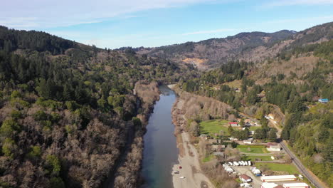 Río-Chetco-Cerca-De-Brookings,-Oregon.-Dron-Volando-Hacia-Atrás