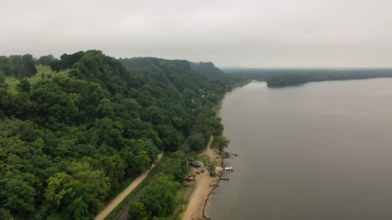 cresta a lo largo de louisiana, missouri y tren